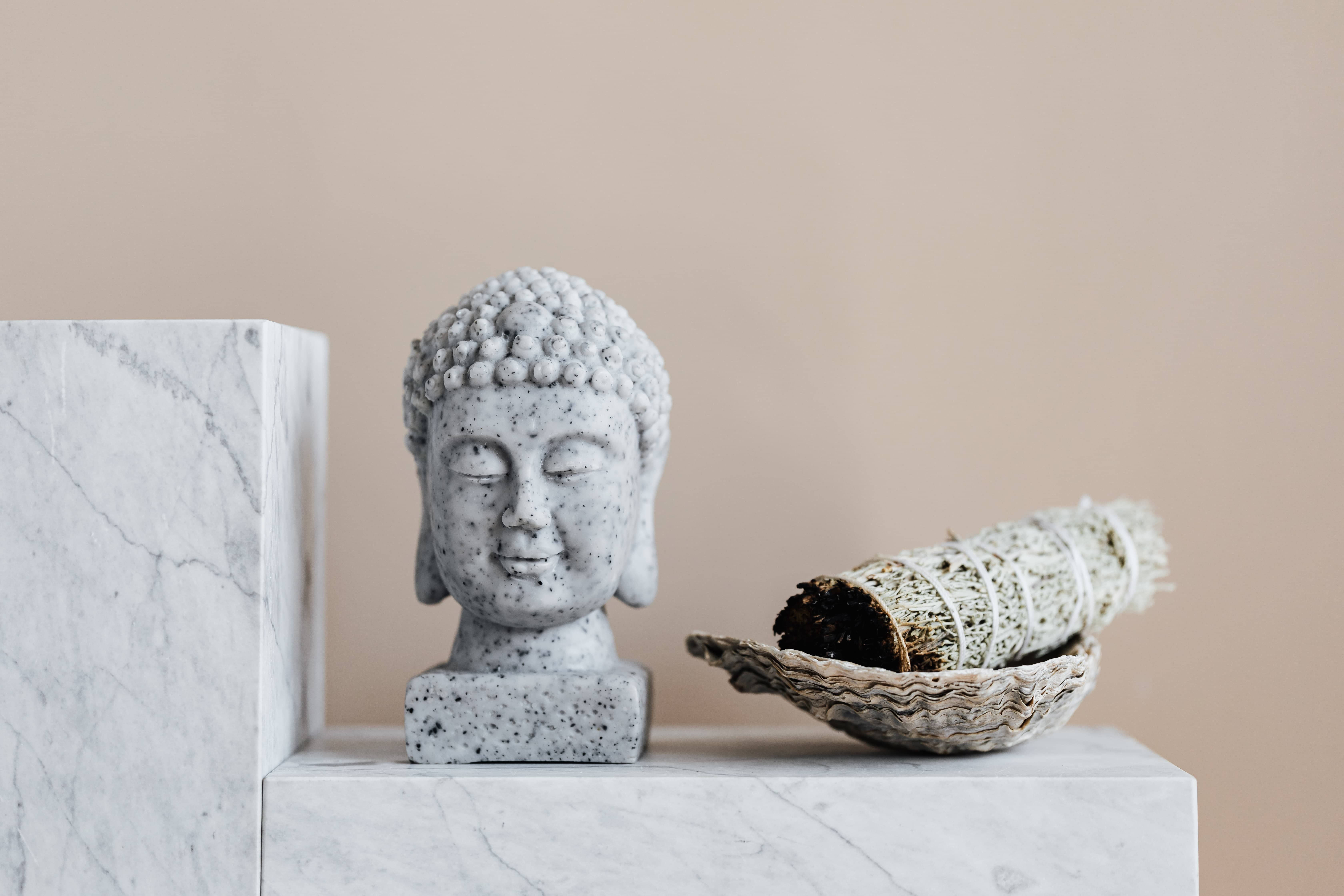 Estatua de Buda para decorar una habitación estilo oriental
